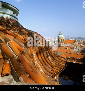 Capeado viejo techo de tejas terracota ,marcos View de la iglesia y el centro de Praga, en un día claro y soleado República Checa