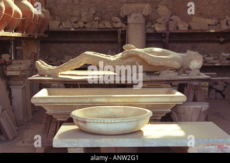 Los artefactos conservados por la ceniza que cubría Pompeya después de la erupción del Monte Vesubio en Campania, Italia en 79AD Foto de stock