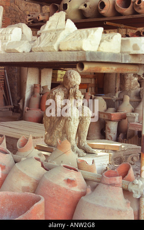 Los artefactos conservados por la ceniza que cubría Pompeya después de la erupción del Monte Vesubio en Campania, Italia en 79AD Foto de stock