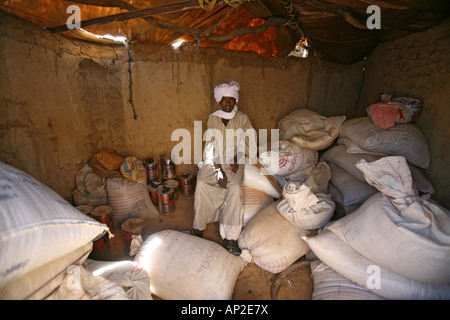 Se proporciona ayuda humanitaria a 30 000 refugiados sudaneses que han huido de Darfur desde que estalló la guerra en 2003 Foto de stock