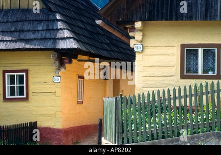 Valla en frente de la casa, de Vlkolinec, Eslovaquia Foto de stock