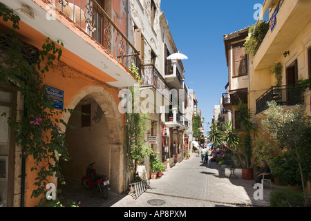Calle típica en el casco antiguo de Chania, Costa Noroeste, Creta, Grecia Foto de stock