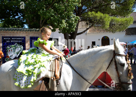 Lógicamente Increíble Paradoja Niña en traje de flamenca a caballo en la Feria de Mijas Pueblo, Mijas,  Costa del Sol, España Andalicia Fotografía de stock - Alamy