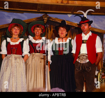 Grupo de cuatro cantantes tiroleses luciendo vestido nacional austriaco tradicional en la velada de folklore en Innsbruck, Austria