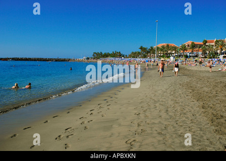 Playa de Las Vistas en Los Cristianos, Tenerife, isla, es considerada una de las mejores playas de las Islas Canarias, España. Foto de stock
