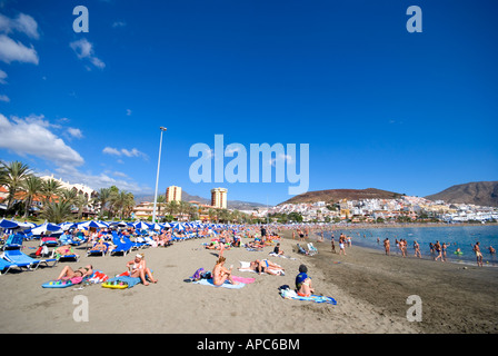 Playa de Las Vistas en Los Cristianos, Tenerife, isla, es considerada una de las mejores playas de las Islas Canarias, España. Foto de stock