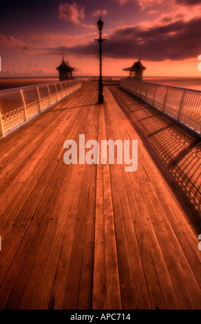 St Anne's pier; Contre Jour, Lancashire, Inglaterra, Reino Unido. Foto de stock