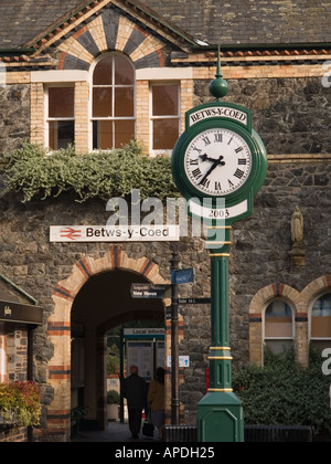 Entrada de la estación de tren y el reloj 2003 Betws Y Coed Conwy al norte de Gales, Reino Unido Foto de stock