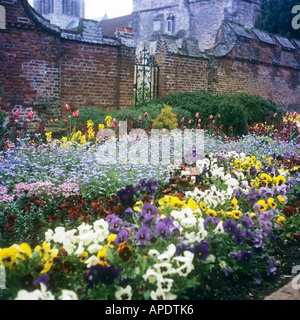 Las flores de la primavera en el jardín amurallado de la Catedral de Chichester, West Sussex, Inglaterra. Foto de stock