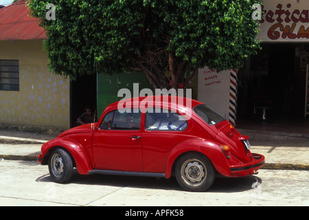  Volkswagen Beetle rojo en la ciudad de Palenque México Fotografía de stock