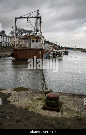 Barco amarrado a puerto en carnlough Foto de stock