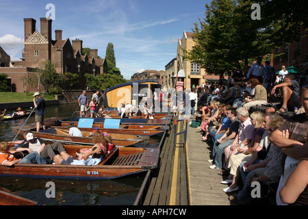 La cola de personas para contratar a punt, Magdalene Bridge, Cambridge, Inglaterra.