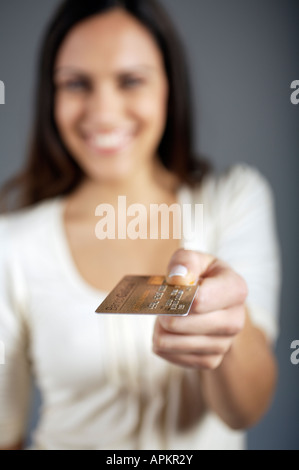 Mujer mostrando la tarjeta de crédito