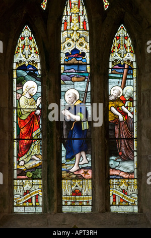 Vidriera en la iglesia de St Mary Lindisfarne en Northumberland Inglaterra Foto de stock