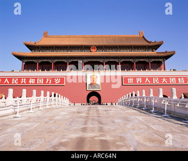 Retrato del Presidente Mao, puerta de la Paz Celestial (Tiananmen), la plaza de Tiananmen, Pekín, China, Asia Foto de stock