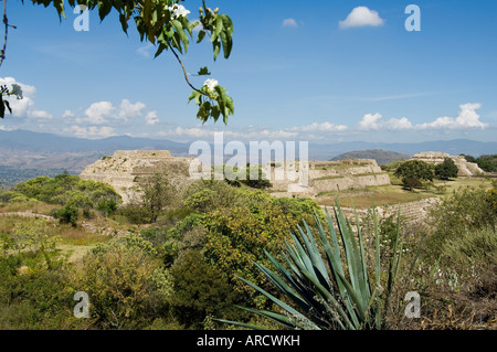 Mirando al occidente en la antigua ciudad zapoteca de Monte Albán, cerca de la ciudad de Oaxaca, Oaxaca, México, América del Norte Foto de stock