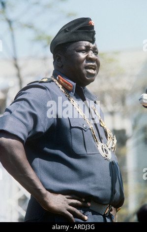 El presidente de Uganda, General Idi Amin Dada, muestra una personalidad contundente incluso en uniforme casual de la Fuerza Aérea Foto de stock