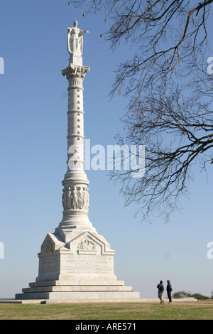 Parque Histórico Nacional Colonial de Virginia, histórico Yorktown, Main Street, Centennial Victory Monument, construido en 1881, VA 121203 0079 Foto de stock