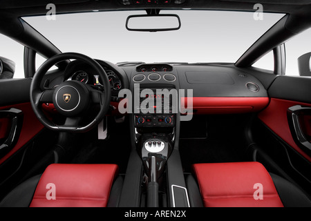 2005 Lamborghini Gallardo en negro - Tablero de a bordo, consola central,  la palanca de cambios ver Fotografía de stock - Alamy