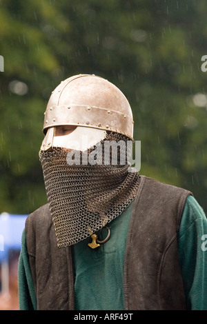 Cierre de un guerrero vikingo en casco con protector de nariz y chainmail en una batalla re-promulgación en Dinamarca Foto de stock