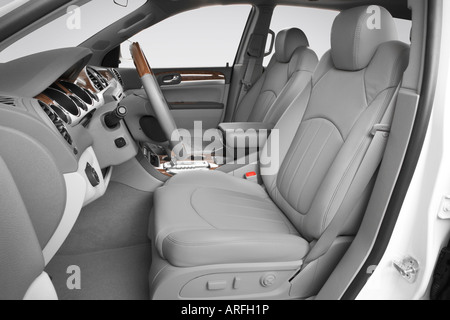 2008 Buick Enclave CXL en blanco - Asientos delanteros Foto de stock
