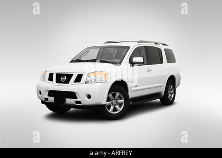 2008 Nissan Armada SE en blanco Vista del ngulo frontal