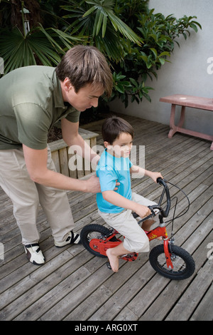 Boy montando una bicicleta con el p.