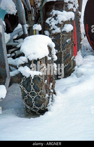 Cadenas de nieve montado en un tractor viejo Baviera Alemania Europa Foto de stock