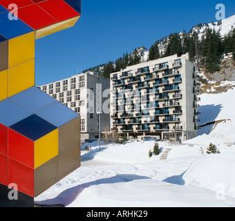 Bloques de apartamentos típico en Flaine, Haute Savoie, Alpes franceses, Francia Foto de stock