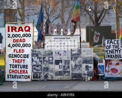 Carteles en el campamento de la paz de Brian Haw la guerra contra los manifestantes en la Plaza del Parlamento de Londres, Inglaterra Foto de stock