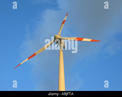 Detalle de la turbina eólica moderna generación de electricidad bajo el cielo azul Foto de stock