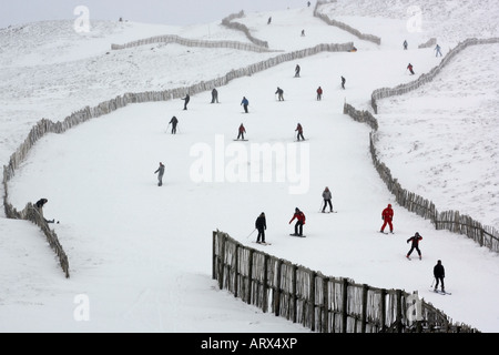 Los esquiadores y snowboarders descienden las cuestas en Glenshee ski centre cerca de Braemar, aberdeenshire, Escocia, Reino Unido Foto de stock