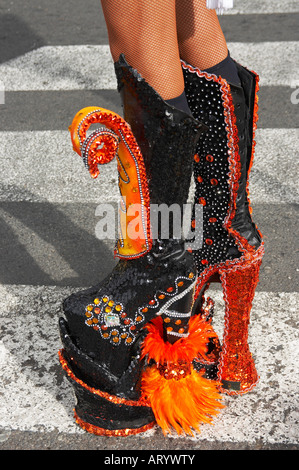 Drag Queen llevaba botas de plataforma en carnaval en Gran Canaria en las islas Canarias Fotografía stock - Alamy