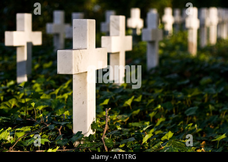 Cruces de mármol blanco plantado en la tierra en el lugar conmemorativo Gedenkstätte Hochstraße en Braunschweig, Alemania Foto de stock