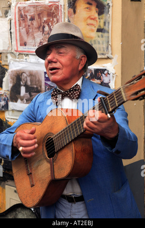 Calle músico de tango: "Gardelito" tocando la guitarra y cantar un tango canción en las calles en el barrio de San Telmo la feria, Buenos Foto de stock