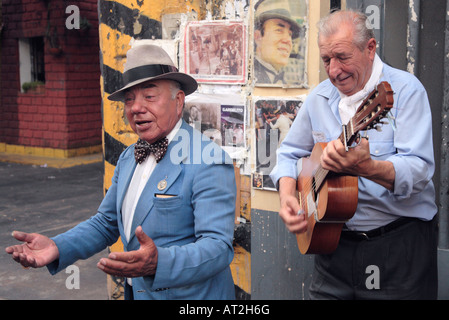 Calle músico de tango: "Gardelito" cantando un tango canción tradicional con la guitarra en las calles en el barrio de San Telmo Foto de stock