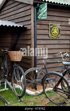 Vintage tienda de bicicletas en el Goodwood Revival West Sussex, UK 2006