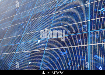 Azulado de paneles solares fotovoltaicos de silicio policristalino en ángulo con poca profundidad de campo. Foto de stock