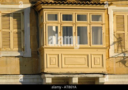 Balcón de madera típico Valletta, Malta Foto de stock