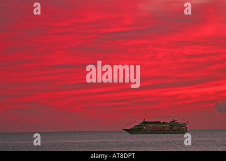 Crucero con brillantes nubes rojas de atardecer fuera de Honolulu. Foto de stock