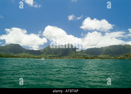 Hermosa vista panorámica de las montañas Koolau en Oahu's windward side shot desde un barco en la bahía Kaneohe Bay. Foto de stock