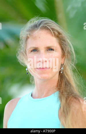 Retrato de una mujer yoga instructor ( edad 40's) en una piscina beach