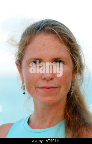Retrato de una mujer yoga instructor ( edad 40's) en una piscina beach