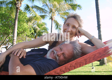 Una pareja se relaja en una hamaca en el Queens Beach, Waikiki.