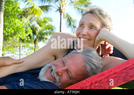 Una pareja se relaja en una hamaca en el Queens Beach, Waikiki.