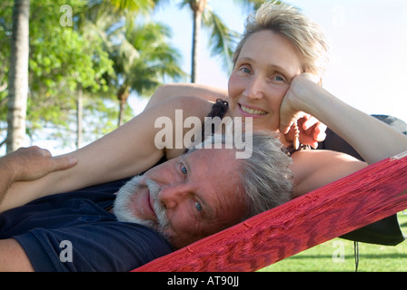 Una pareja se relaja en una hamaca en el Queens Beach, Waikiki.
