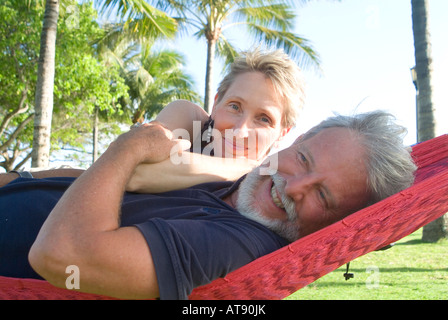 Una pareja se relaja en una hamaca en el Queens Beach, Waikiki.
