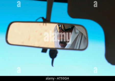 Retrato de un hombre árabe en el espejo de un vehículo Foto de stock