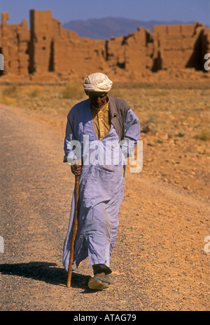1, un hombre marroquí, bereber, hombre, caminando a lo largo de carreteras, entre agdz y Zagora, valle Draa, valle del río Draa, Marruecos, África Foto de stock