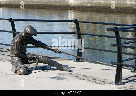 Escultura de Sailor tirando de la cuerda sobre el río Liffey, en Dublín, Irlanda.